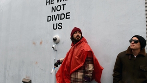 Celebrul SHIA LABEOUF a fost arestat la New York! Actorul s-a bătut în stradă în timp ce protesta