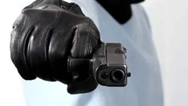 Un hot a incercat sa fure portofelul unui director de banca chiar din sediul sucursalei!