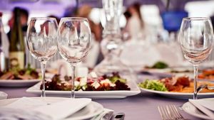 Restaurantele pot rămâne deschise până la ora 23. Prefectul Traian Berbeceanu își cere scuze: ”A fost o eroare”