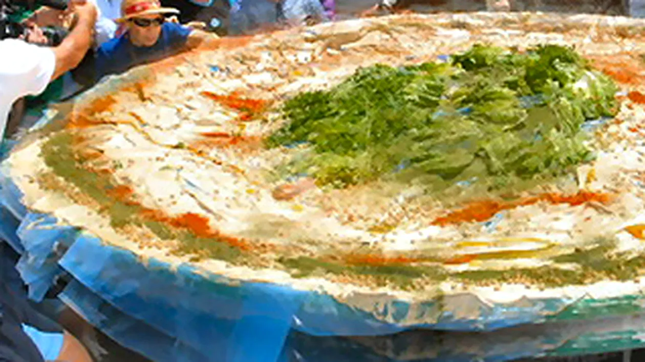 RECORD: Cel mai mare platou cu hummus din lume, pregatit in Liban!