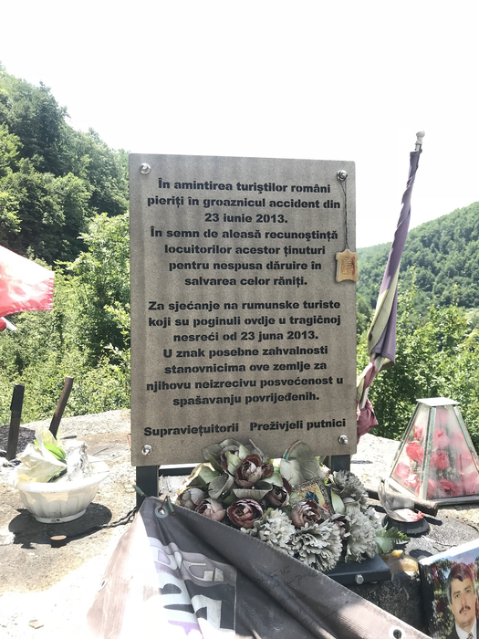 Monumentul comemorativ ridicat la locul tragediei din Muntenegru