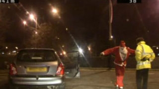 VIDEO Uite ce beat e Moşul! A inceput sa arunce cu cadouri pe strazi, iar in portbagaj are un cadavru!
