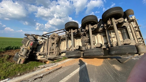 Impact violent în Teleorman! Un tir cu cereale s-a izbit de un autoturism și s-a răsturnat
