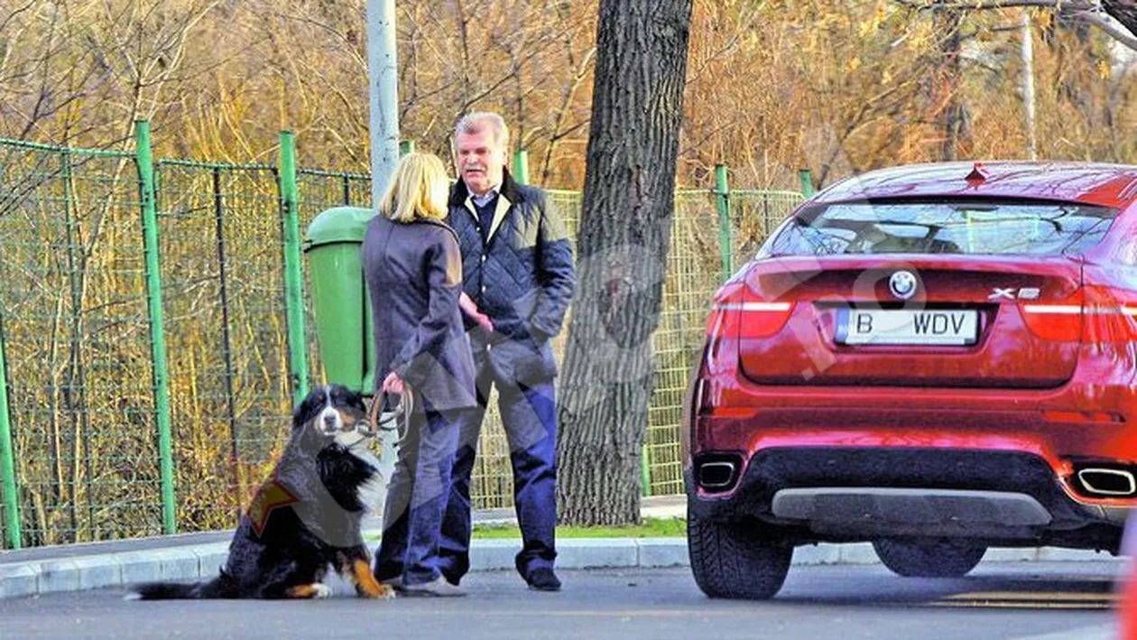Ramas somer, Dinu Gheorghe are timp de suete. Oprire la Vama cu o blonda si un caine
