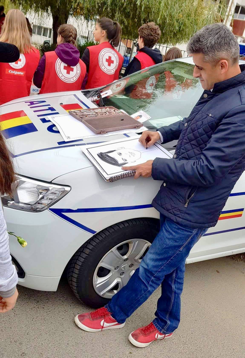 Gestul caritabil al caricaturistului Gogu Neagoe pentru polițista de la Rutieră care se luptă cu nemilosul cancer: își donează lucrările