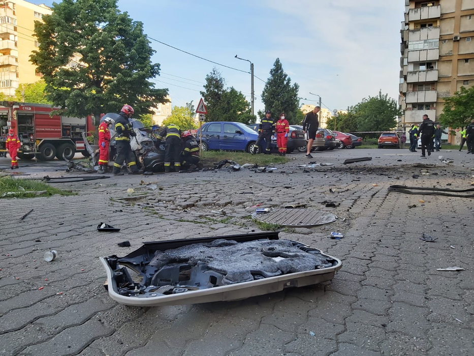 Incendiu în Arad. Un bărbat a fost găsit mort în flăcări, într-o mașină care a ars