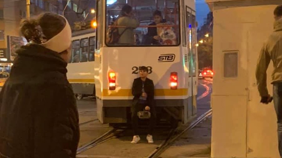 Povestea din spatele acestei fotografii din București. Ce făcea această femeie în spatele tramvaiului
