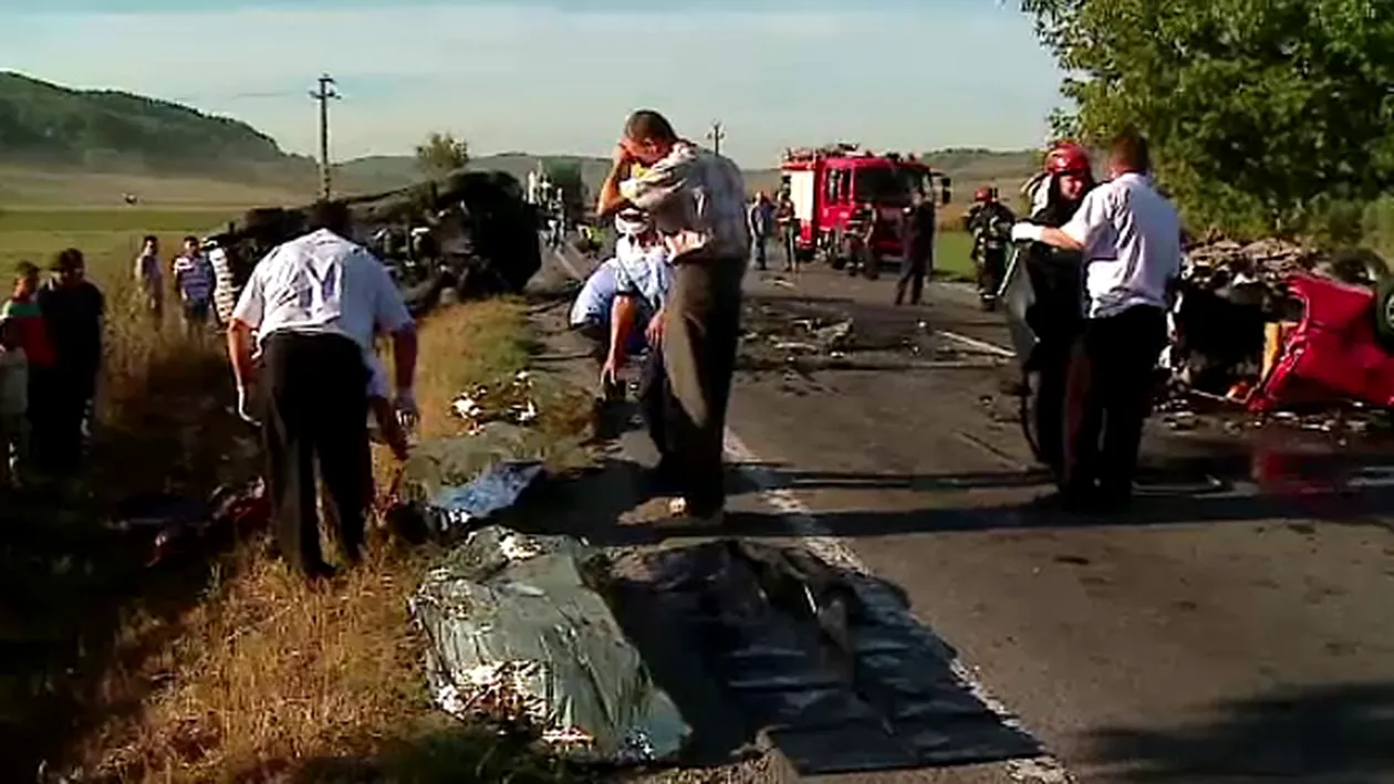 VIDEO Cinci persoane, printre care doi copii, au murit intr-un accident pe DN 13, in judetul Mures