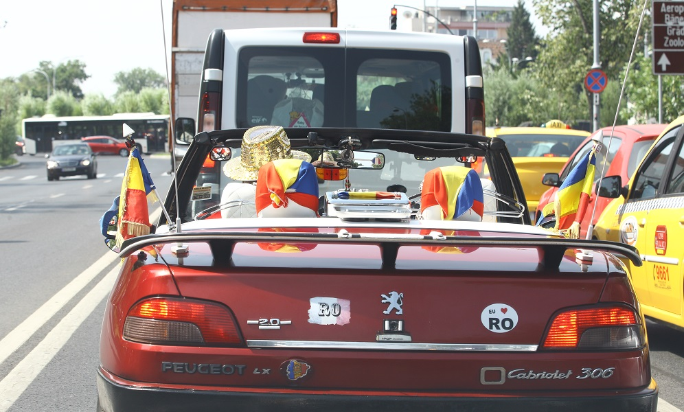Mașina era blindată de steagul României