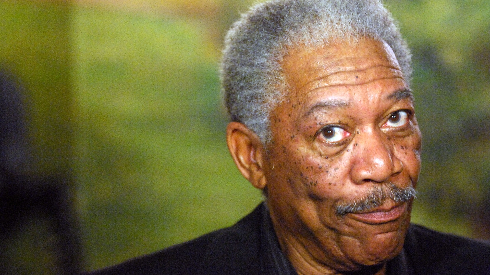 Morgan Freeman poartă tot timpul o mănuşă pe mâna stângă. Iată motivul!