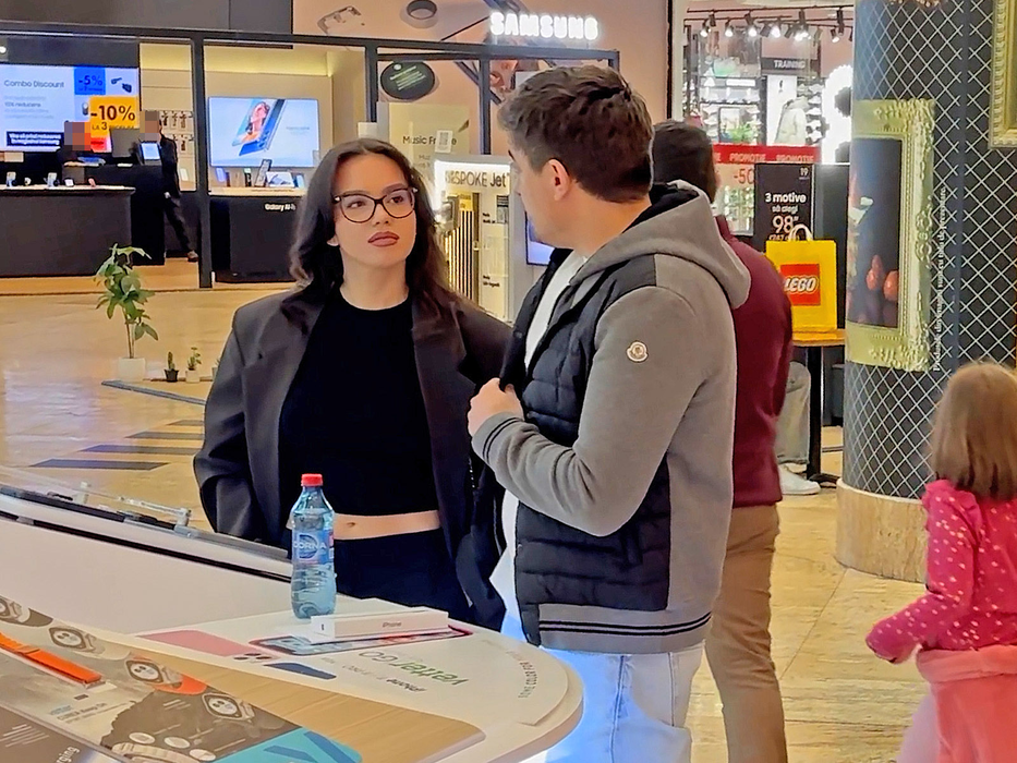 Johnică Nababul, la mall cu iubita lui