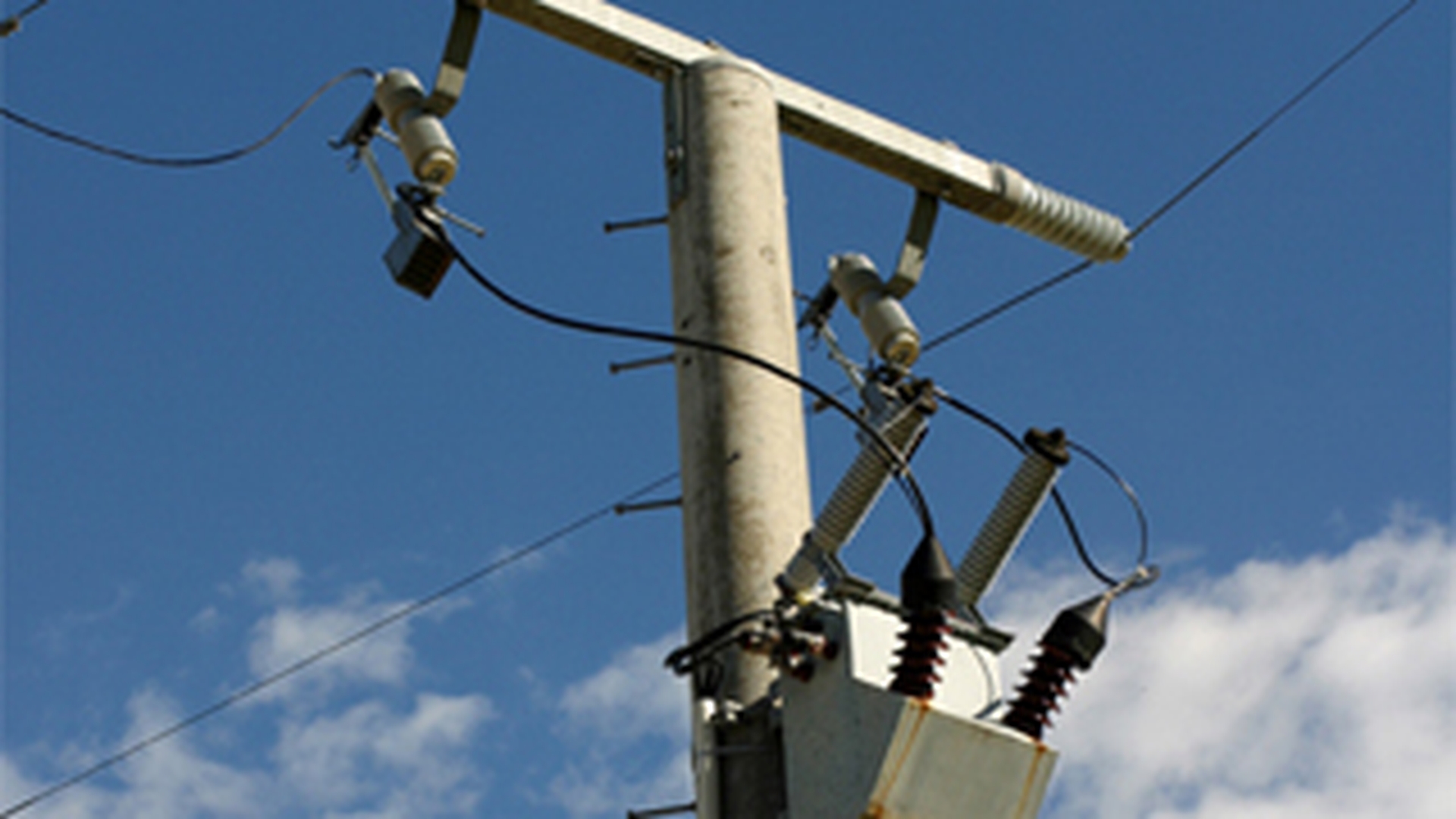 Un tanar a murit dupa ce s-a electrocutat in timp ce remedia o defectiune pe un stalp