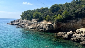 Întâmplare amuzantă cu o turistă româncă în celebra stațiune cu nume vulgar din Croația. Cum au reacționat chelnerii când au aflat ce înseamnă în limba română