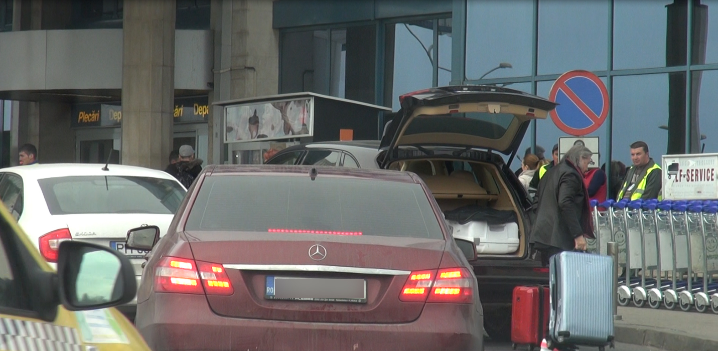 Ilie Năstase cară singur bagajele