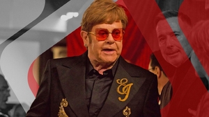 Panică pe scenă! Toți au crezut că Elton John a fost asasinat după ce s-a prăbușit într-o baltă de sânge