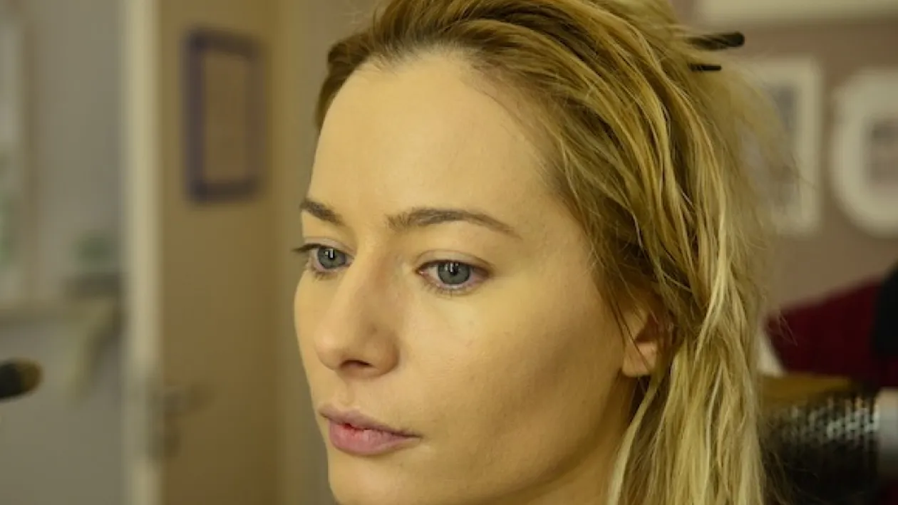Asa cum n-ai mai vazut-o nicioadata! Laura Cosoi, fotografiata fara pic de machiaj!
