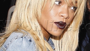 Denim din cap pana in picioare si ruj visiniu inchis. Blonda Rihanna se vrea sexy si rea