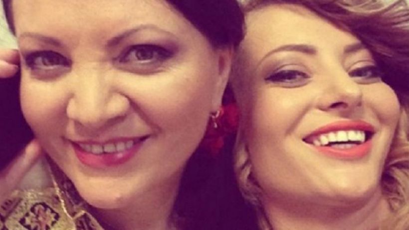 Astăzi este ziua de naştere a DELIEI, dar mama ei nu se poate bucura pe deplin: ”Un ochi râde, altul plânge!”