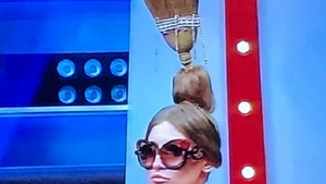 IULIA ALBU, criticată dur de o blondă cunoscută, după ce a apărut cu mătura în cap: ”Ferească Dumnezeu cu nebuna!”