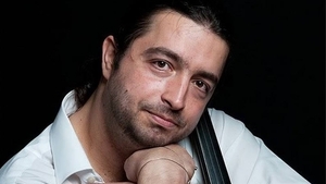 Cum arată Adrian Naidin, violoncelistul care s-a aruncat pe geam de frica mascaţilor, după ce s-a externat din spital