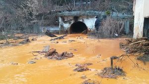 Poluare cu apă de mină într-o comună din Maramureș. "Apa roșie" a omorât peștii din râul Lăpuș și a ajuns pe șosea