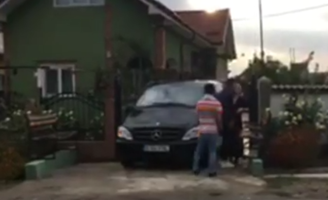 Maşina cu trupul neînsufleţit al Denisei a ajuns la Ştefăneşti