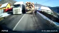 Uluitor! Un bărbat dă cu capul de mașina plină cu bușteni, aflată în mișcare pe stradă! VIDEO