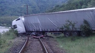 Un TIR a derapat din cauza poleiului si a cazut pe calea ferata!