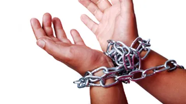 VIDEO Caz socant in Pakistan! Elevii unei scoli erau batuti si legati cu lanturi de catre profesori! Parintii lor plateau bani grei fara sa stie ca fiii lor sunt maltratati!