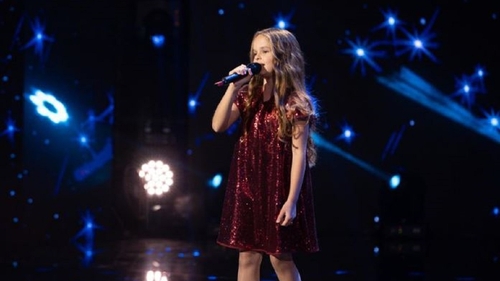 Jurații Românii au talent, puși la zid după ce Rebeca Rizea nu a primit Golden Buzz. Fetița de 8 ani, cu timbrul Mădălinei Manole, a ridicat publicul în picioare
