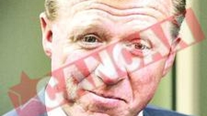S-a rugat pe WC, cu pumnii stransi