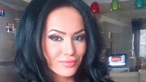 Fata lui Ionita si Viorica de la Clejani cu sanii la vedere. " Esti cea mai..." Vezi cum a fost pozata bruneta