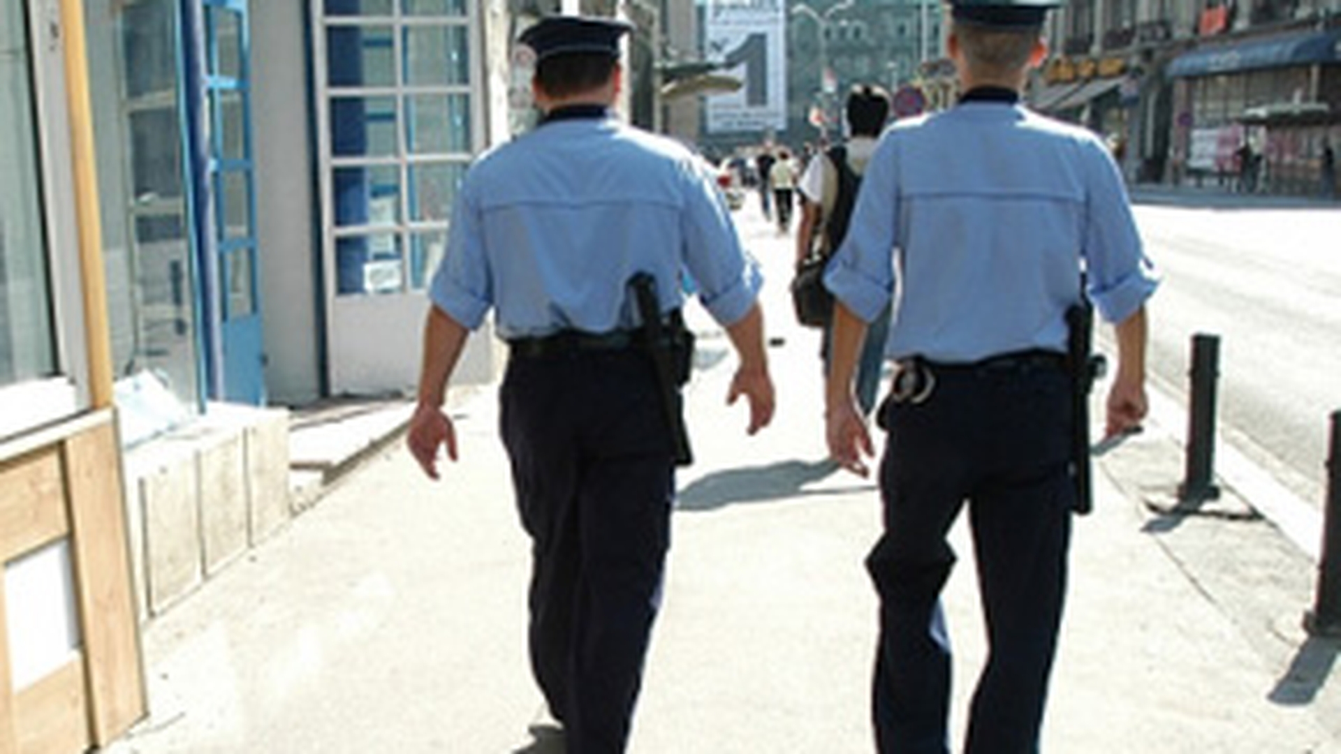 Doi politisti din Galati, arestati sub acuzatia de talharie si violare de domiciliu