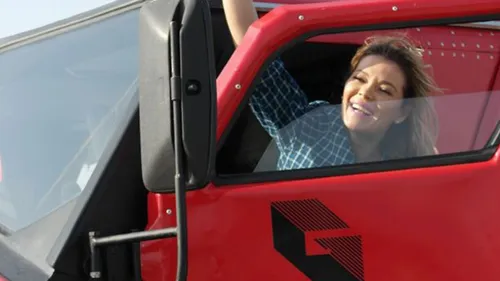 Gina Pistol s-a aplecat, iar pantalonii i-au lăsat...posteriorul la vedere! Un prezentator nu şi-a putut lua ochii de la ea