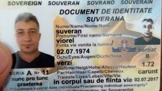 Cum îl cheamă, de fapt, pe Viorel Suveranul, bărbatul care și-a făcut singur actele de identitate și numerele de înmatriculare. S-a ales cu dosar penal pentru două infracțiuni