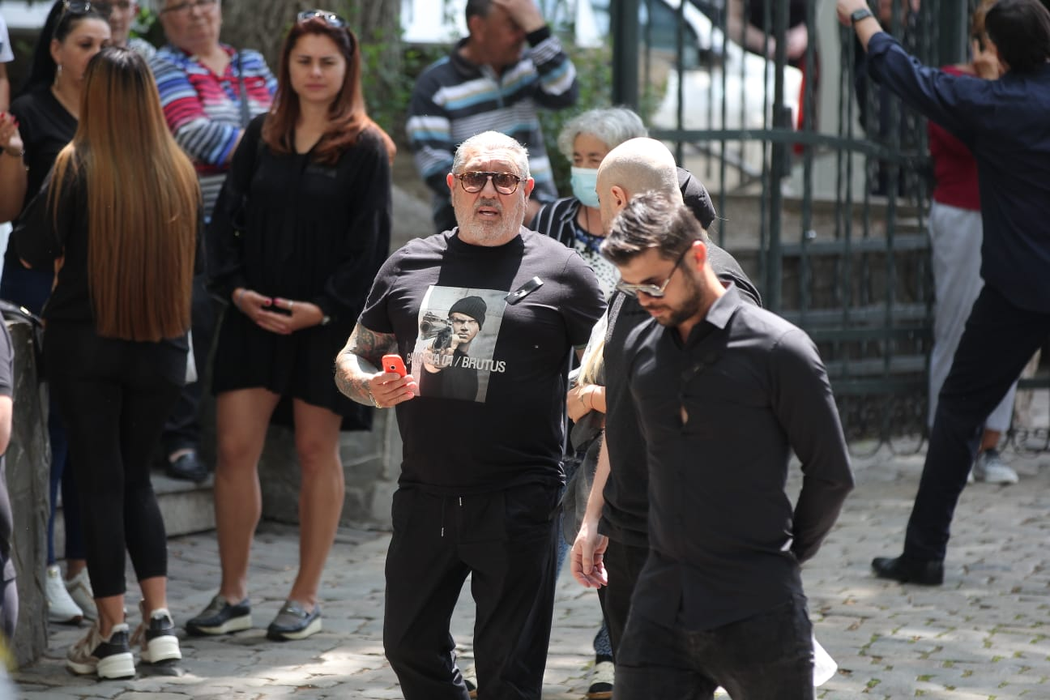 Serghei Mizil, apariţie inedită la înmormântarea lui Costin Mărculescu. Ce mesaj avea scris pe tricou