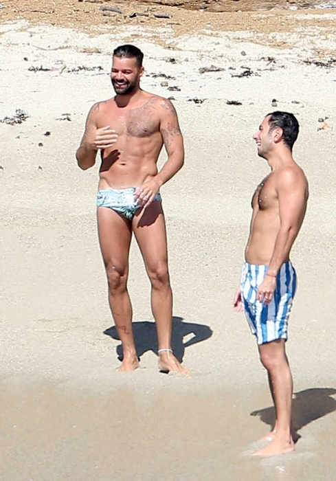 După ce au anunţat că s-au logodit, RICKY MARTIN şi iubitul său au mers pe litoral! Cum au apărut pe plajă