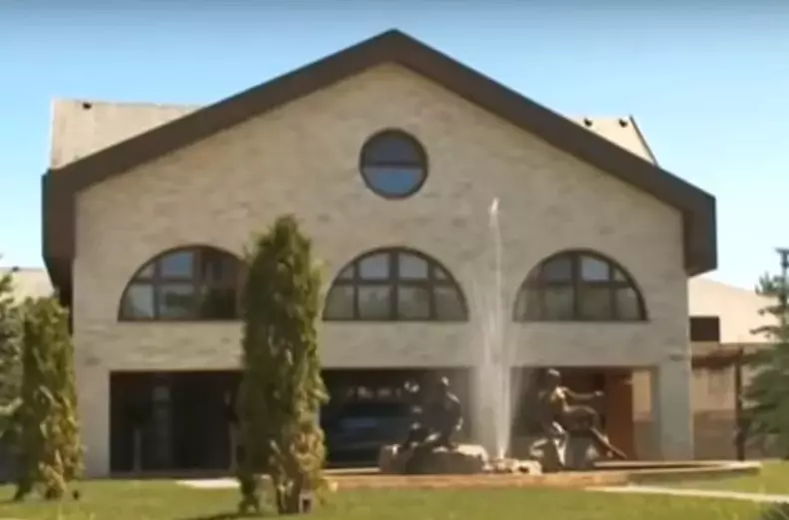 Cum arată casa Adinei Alberts. Locuința are o grădină impresionantă cu fântână arteziană