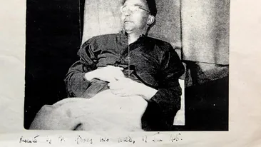 Cadavrul lui Himmler, la cateva secunde dupa ce s-a sinucis