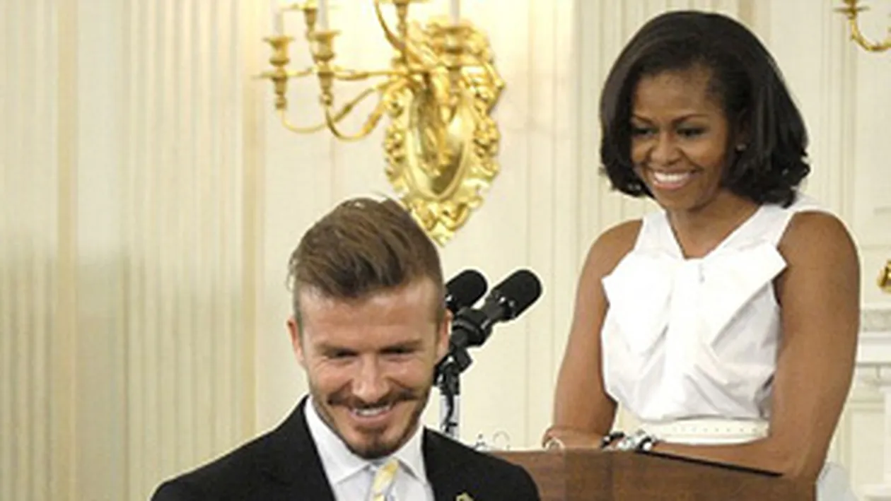 David Beckham, schimbare infricosatoare de look! A uitat sa se barbiereasca si si-a lasat o mustata a la d'Artagnan! Uite in ce hal s-a prezentat la intalnirea cu Barack Obama!