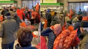 VIDEO. Pandemia de coronavirus i-a transformat pe români! Bătaie pe cartofi în cel mai mare hypermarket din Constanța