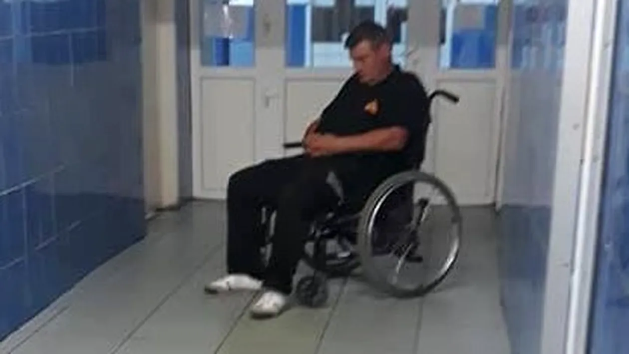 Incredibil! Un agent de pază de la Spitalul din Caracal, surprins în timp ce doarme pe căruciorul bolnavilor