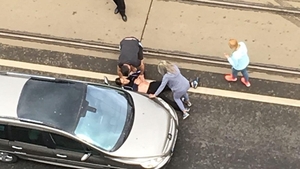 Un bărbat a fost înjunghiat în plină stradă în București! Traficul e blocat în zonă