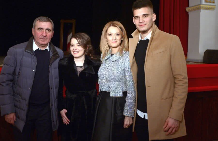 Cum a cucerit-o Hagi pe soția sa, în urmă cu 24 de ani, de când sunt căsătoriți: ”Venea să mă…”