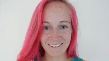 Are un chip angelic, dar este departe de asa ceva! Cum apare fata asta pe strada