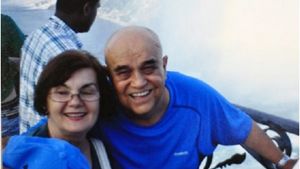 Soția lui Benone Sinulescu rupe tăcerea și spune ce se întâmplă cu artistul. Elena Sinulescu îl acuză pe fostul impresar că a răspândit informații false despre Nea Beni