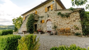 O vilă din Toscana se vinde la preț de penthouse în București. Are piscină, livadă și vie