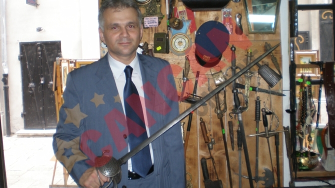Purtatorul de cuvant al Politiei Capitalei isi cauta sabie