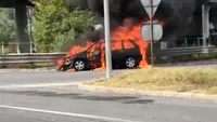 VIDEO. Un autoturism a luat foc în Pitești, în zona Podul Viilor. În mașină erau patru bulgari