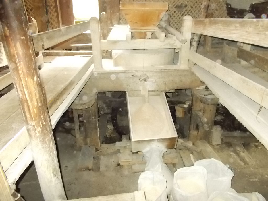 Moara este construită în întregime din lemn